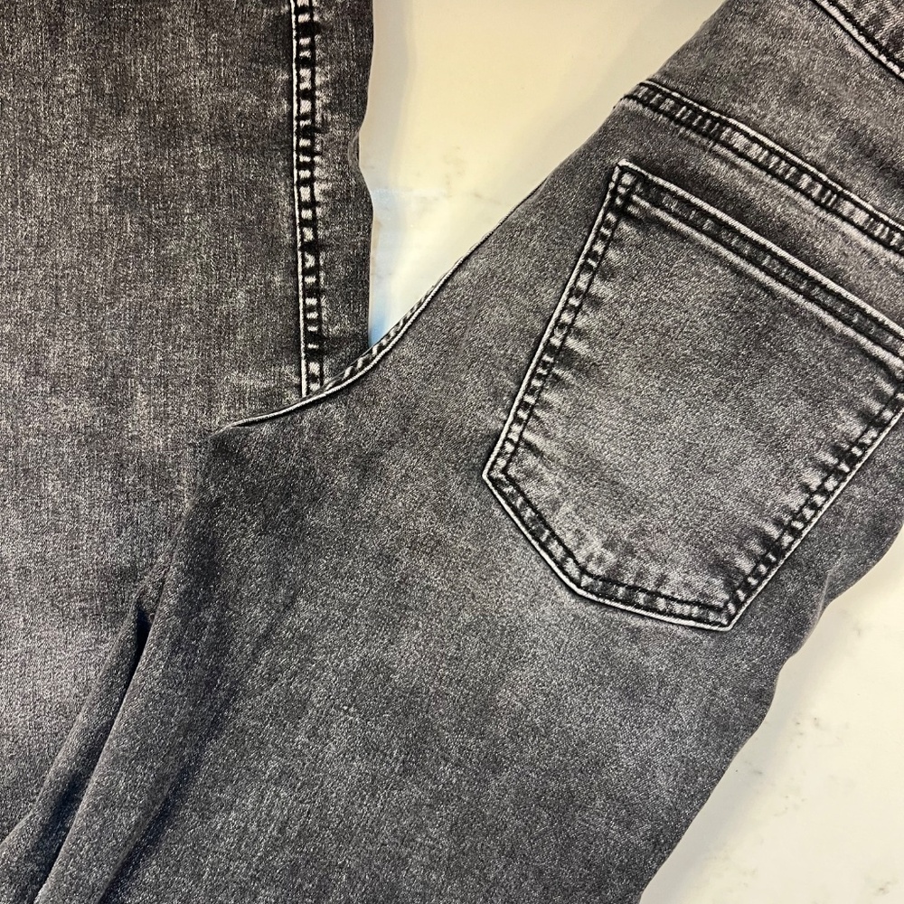 Kut from the Kloth straight leg Melissa Jeans - Picture 2 of 5